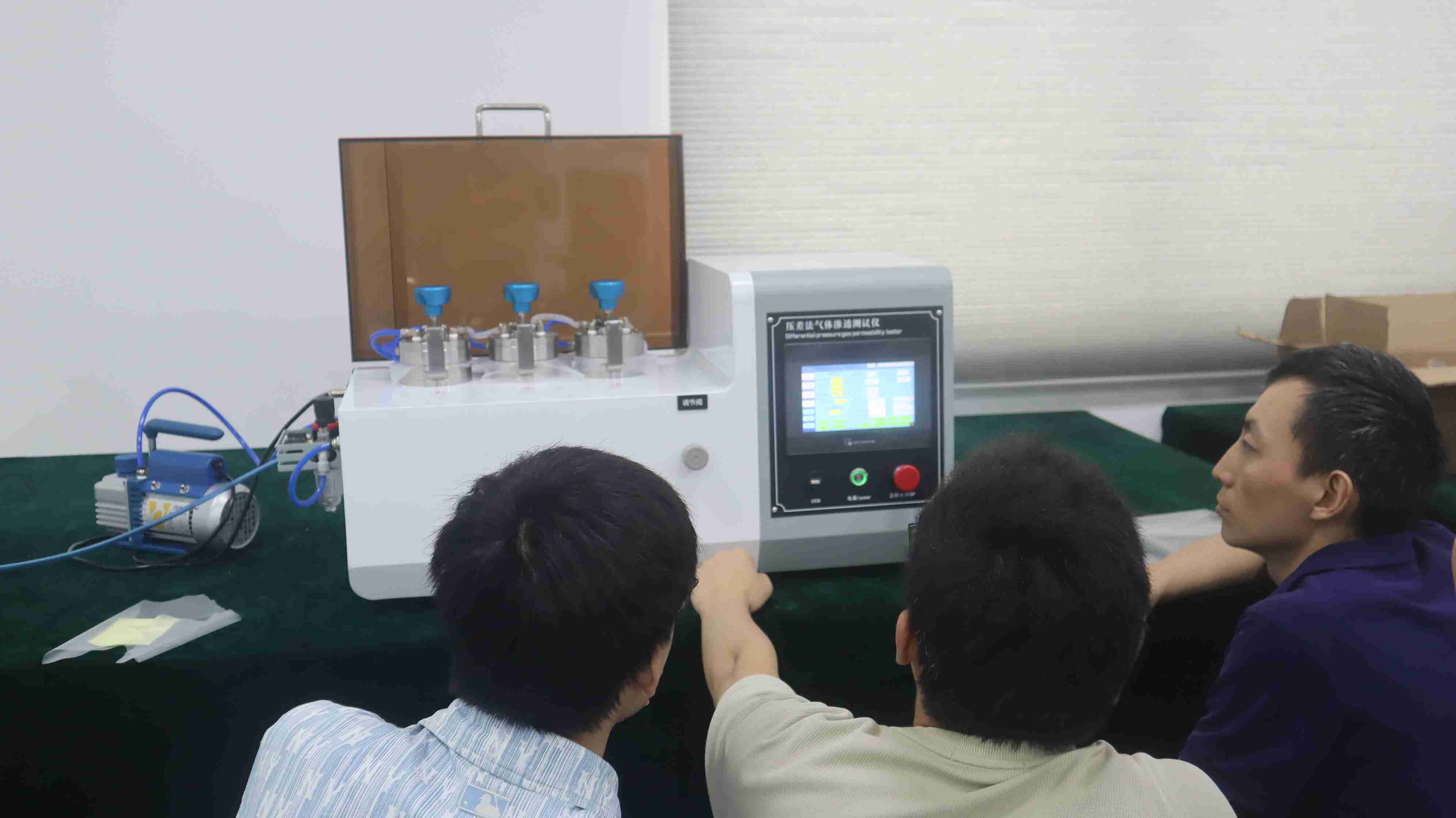 三工位压差法气体渗透仪客户来上海程斯考察设备