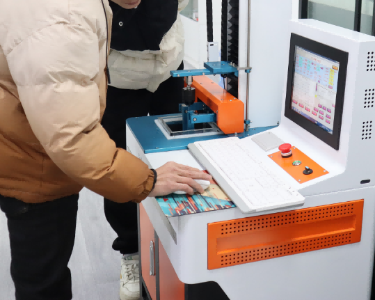 导丝滑动性能测试仪：江苏XX检测技术有限公司到上海程斯参观考察设备